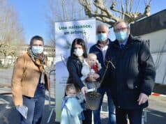 Au pied de leur arbre, ils vivront heureux Lors de la distribution à Terrasson