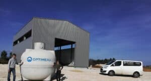 L’eau de pluie revisitée Philippe et Corinne devant le futur atelier en construction