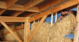 Les différentes techniques de construction paille Pose des bottes