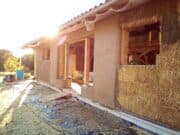 Construction en paille : droite dans ses bottes ! Pose des enduits terre en extérieur