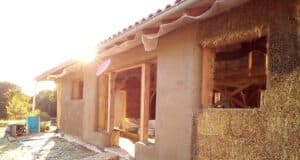 Construction en paille : droite dans ses bottes ! Pose des enduits terre en extérieur