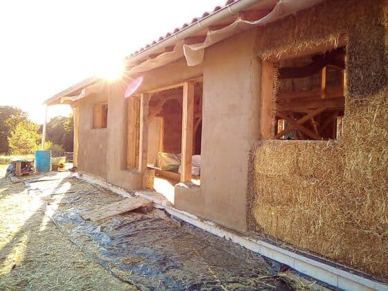 Pose des enduits terre en extérieur