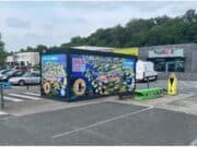 Sur le parking, bien agencés, coquillages et crustacés