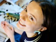 Elle plonge son regard dans un essentiel invisible