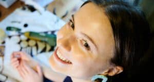 Elle plonge son regard dans un essentiel invisible