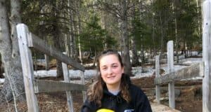 Adeline dans l’âme et les bras de la forêt : une bouffée d’oxygène au Québec