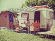 Des campeurs dans le rétro