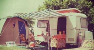 Des campeurs dans le rétro