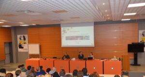 Étudiants et lycéens réunis autour de la chimie et de l’alchimie du vin Étudiants lycéens autour de la chimie du vin