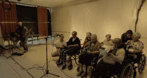 Écrire des chansons en Ehpad et les interpréter, c’est possible avec Kevin Castagna !