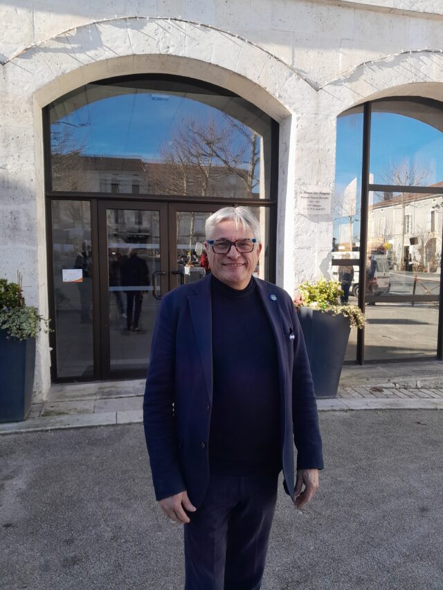 Régis Defraye devant la mairie CP Mairie de Verteillac