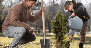 Des enfants sèment l’avenir en plantant des arbres en Dordogne