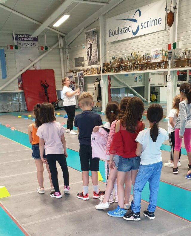 L'animatrice explique les consignes de l'atelier saut en longueur