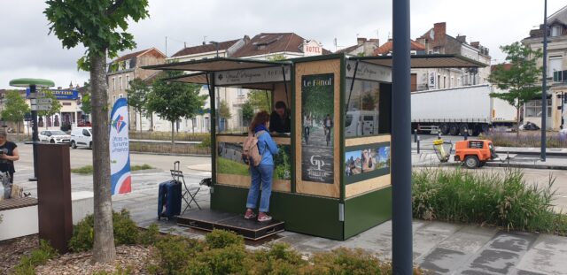 L'accès à l'office de tourisme mobile est très simple _ s'approcher !