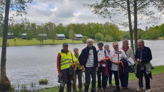 Marche solidaire nontron vue de derniers marcheurs qui ferment le circuit