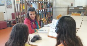 Bien s’informer, ça s’apprend Au sein de l'atelier radio, les élèves on accès à un enregistreur numérique et au matériel permettant de faire des directs