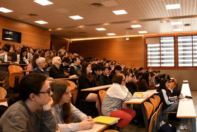 Chaque année, un temps de rencontre et d'échange a lieu entre les élèves et les auteurs