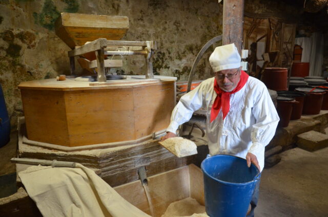 Elie Coustaty dans son moulin à eau où tout le travail se fait à la main