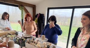 Créativité et convivialité au Vevette céramique café