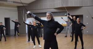 Ils croisent le fer pour la beauté des gestes Les répétitions en groupe font toujours de l'effet