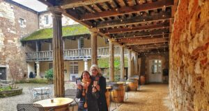 Guide touristique : entre partage et adaptation C'est dans le cloître des Récollets, près de Quai Cyrano, Élodie et Sandra ont soufflé les bougies à l'occasion de l'anniversaire de l'Ancovart