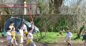 Une école aux couleurs du scoutisme d’antan Ecole Bourrou jeux