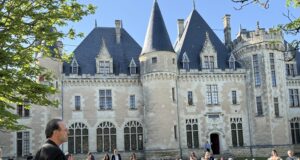 « Comme Montaigne, je crois que l’homme est bon » Un auditoire de 150 personnes dans le parc du château