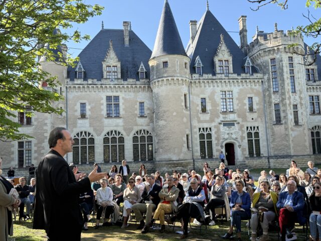 Un auditoire de 150 personnes dans le parc du château