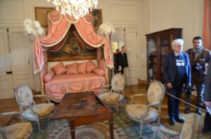 La chambre de la baronne et ses plumes d'autruche