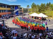 Les valeurs de Joséphine Baker pour baptiser le lycée de Sarlat La mise en scène arc-en-ciel pour le baptême