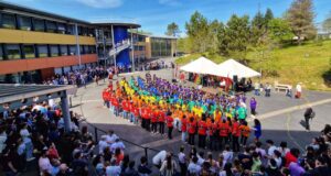 Les valeurs de Joséphine Baker pour baptiser le lycée de Sarlat La mise en scène arc-en-ciel pour le baptême