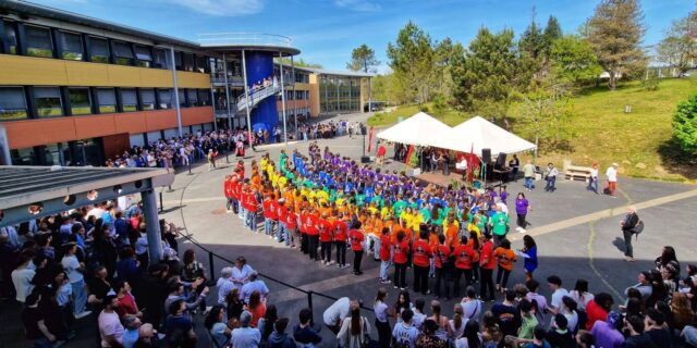 La mise en scène arc-en-ciel pour le baptême