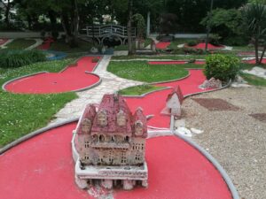 Le minigolf et ses châteaux