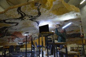 Dans l'atelier les peintres sont au plus près des parois