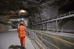 Des installations automatisées transportent la roche vers la surface