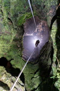 Entrée du trou du vent à Bouzic.