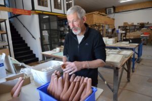Gilles Lafleur coordonne toutes les activités de l'atelier, comme ici la partie de reproduction d'objets souvenirs