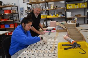 L'atelier fabrique aussi des petites séries de souvenirs