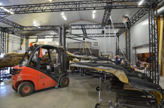 L'ensemble de 4 tonnes est suspendu à un grill de spectacles