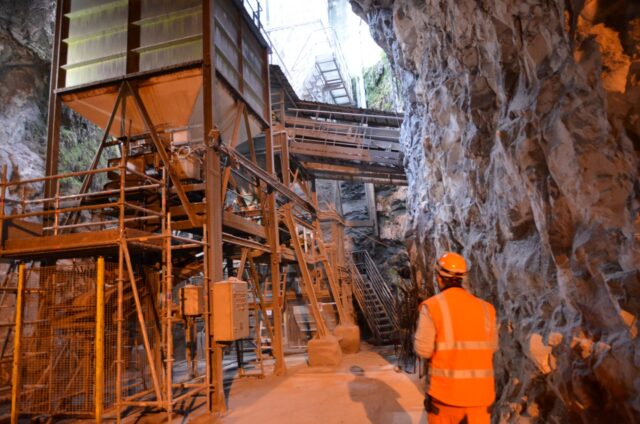 Les blocs de chaux remontent à la surface vers les fours -1600 Les blocs de chaux remontent à la surface vers les fours