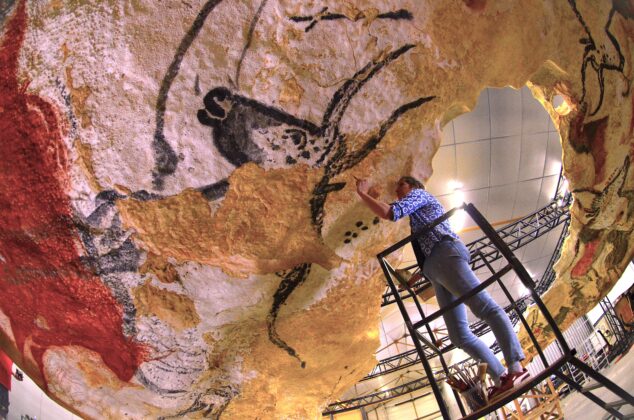 Les dernières retouches sur le grand taureau avec Aurelia Teixeira