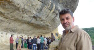 Une ode aux falaises Romain Bondonneau a lancé sa revue sur les falaise sous celle du musée des Eyzies