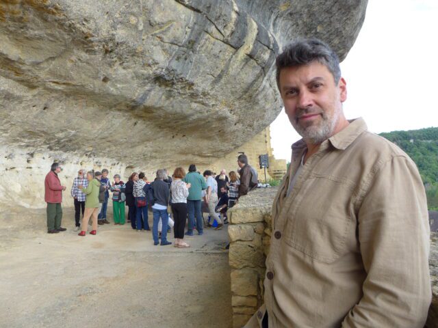 Romain Bondonneau a lancé sa revue sur les falaise sous celle du musée des Eyzies Romain Bondonneau a lancé sa revue sur les falaise sous celle du musée des Eyzies