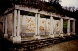 Les anciennes tribunes décorées de fresques du stade route d'Atur