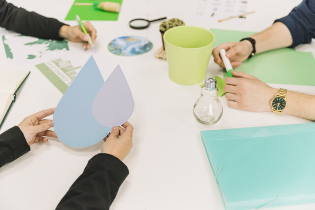 gros-plan-main-business-tenue-eau-goutte-symbole