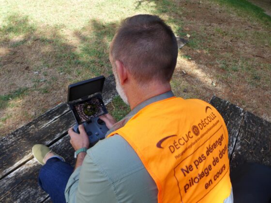 En action concentré sur l'écran de contrôle