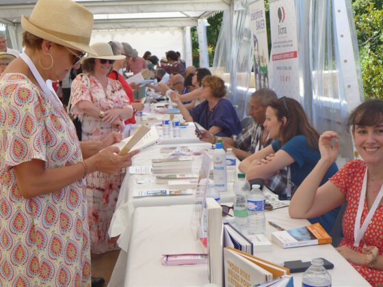 Samedi : salon du livre avec Nora Bussigny © H.C.