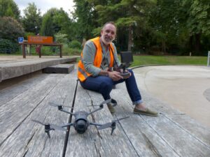 Avec son drone, avant le décollage