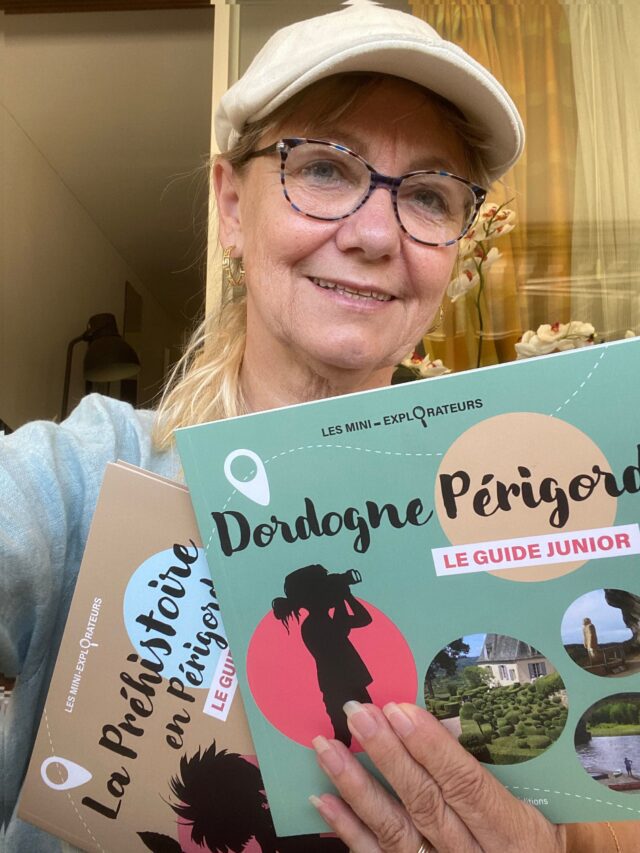 Pascale Boigontier et les deux guides jeunesse publiés sur le Périgord