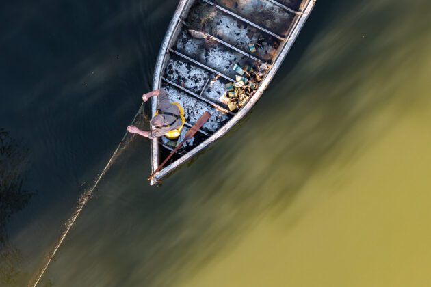 Un pêcheur professionnel sur la riviere Dordogne
